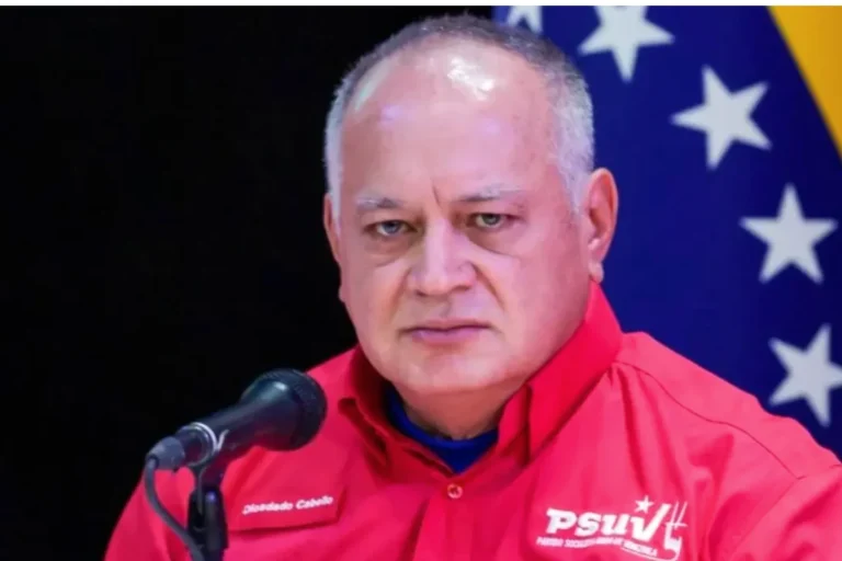 Diosdado Cabello sale a las calles con chaleco antibalas a “pedir calma”