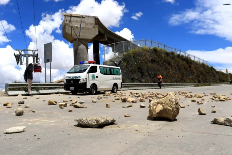 Industrias alertan riesgo sanitario ante bloqueo a cisternas que transportan oxígeno