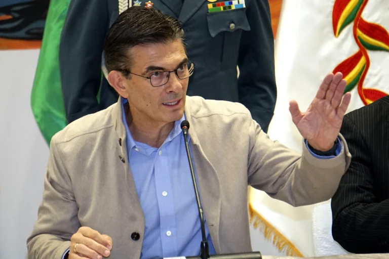 Paz no viajará al Foro Económico Mundial para priorizar agenda interna