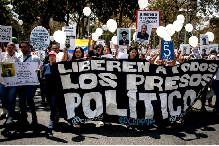 Foro Penal verifica 100 presos políticos excarcelados en Venezuela y contradice cifras oficiales