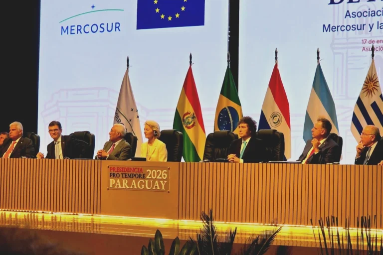 Paz inicia su primer viaje internacional en Paraguay por la firma del acuerdo UE–Mercosur