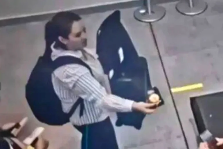 Caso maletas: Investigan a extranjero que llegó junto a Laura Rojas en el vuelo chárter