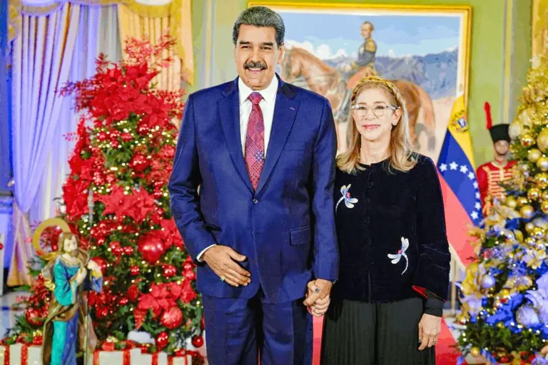 Nicolás Maduro junto a su esposa Cilia Flores
