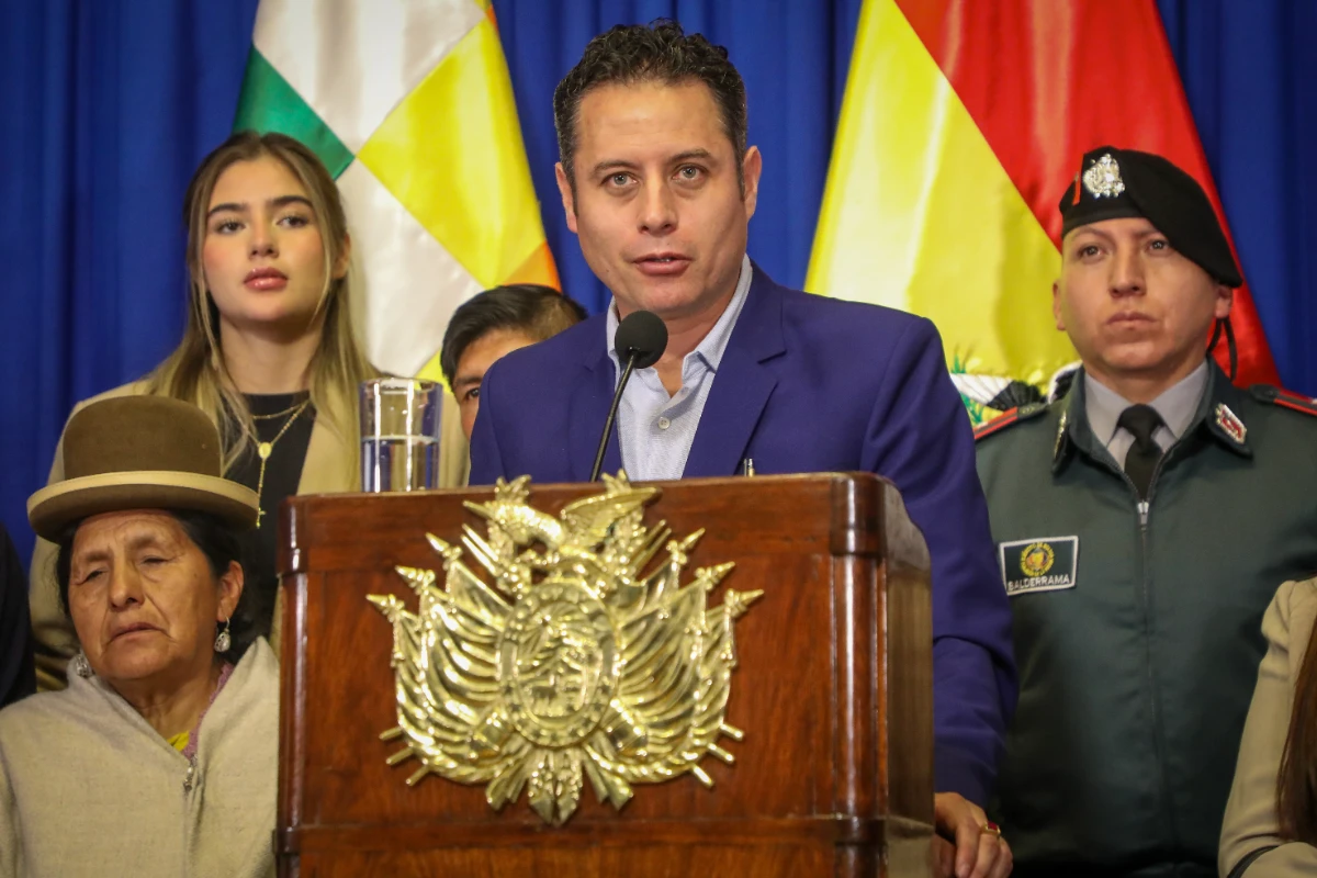 El vicepresidente del Estado, Edmand Lara, anunció que marcará distancia pública con el presidente Rodrigo Paz y dejará de mencionarlo en sus declaraciones para evitar una escalada de confrontación, aunque mantuvo abierta la posibilidad de diálogo institucional. La decisión fue comunicada a través de un mensaje en redes sociales.