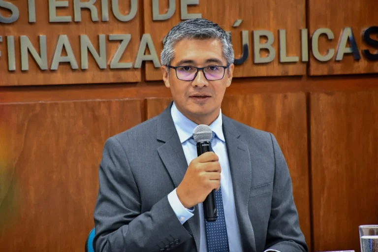 Fitch mejora la calificación crediticia de Bolivia y destaca las reformas económicas