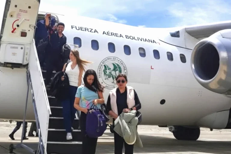 Gobierno evacúa a turistas varados en Uyuni por los bloqueos