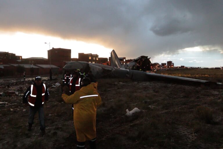 Suspenden vuelos en el aeropuerto de El Alto por accidente de avión militar