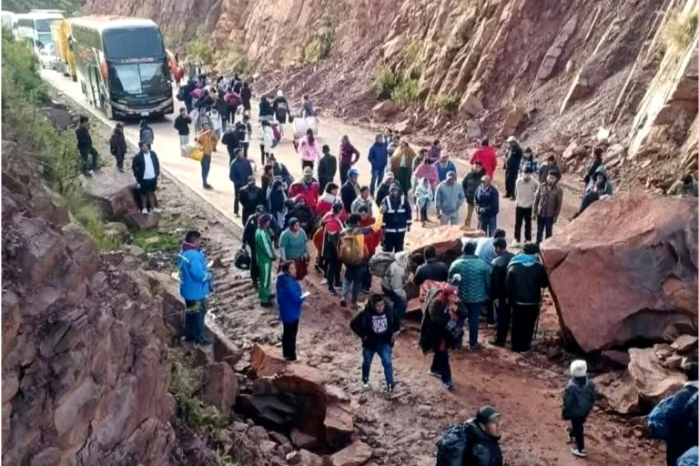 Derrumbes en la carretera Cochabamba-Oruro causan perjuicios