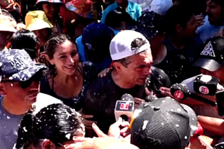 Rodrigo Paz participa en una mojazón del carnaval en Tarija