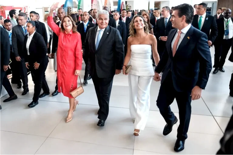 Rodrigo Paz y su esposa en Panamú