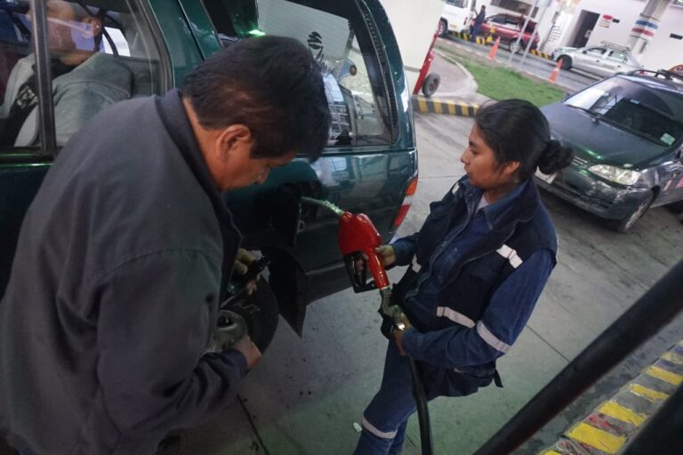El resarcimiento por la gasolina “negra” será económico; YPFB fija la ruta técnica