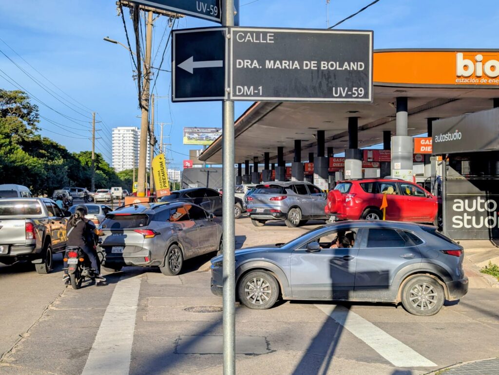 Surtidores de Santa Cruz vuelven a colapsar: largas filas por ...