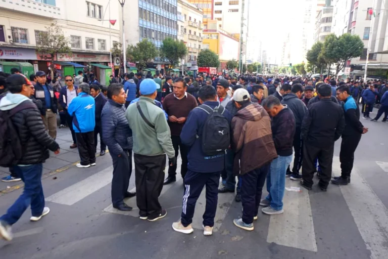 Segundo día de protestas en demanda de resarcimiento por mala calidad de gasolina
