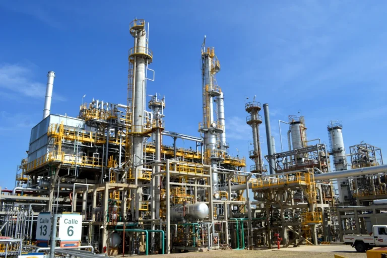 YPFB busca reactivar operaciones en sus refinerías con la importación de crudo