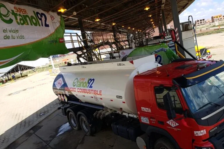 Cañeros respaldan al etanol y apuntan a YPFB por gasolina defectuosa