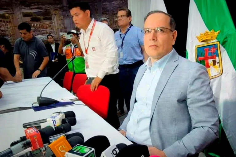 El Gobierno pacta seis acciones con transportistas por la gasolina desestabilizada y para activar el seguro solidario