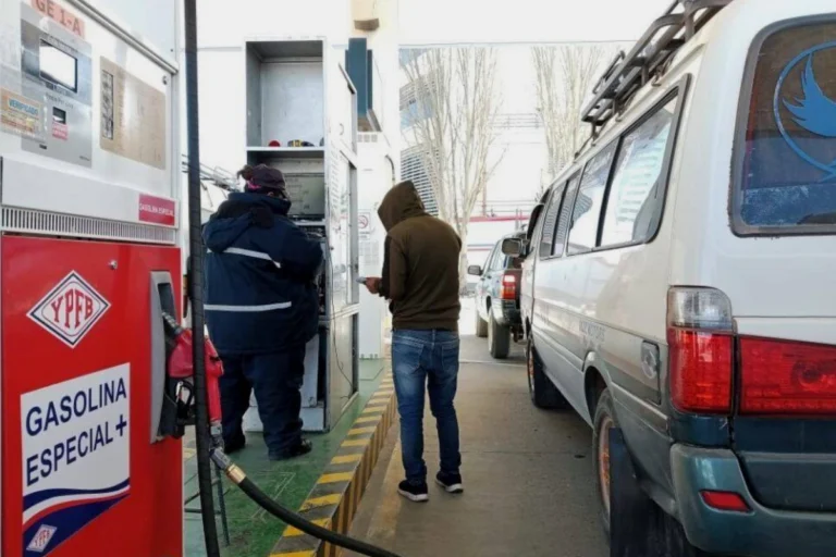 Surtidores denuncian escasez y “cambios intempestivos” en la gasolina