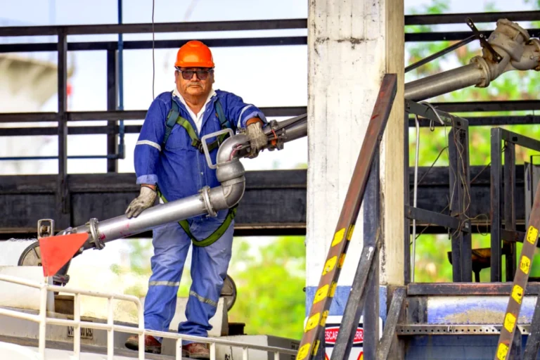 YPFB refuerza despacho de gasolina mientras persiste venta irregular en Santa Cruz