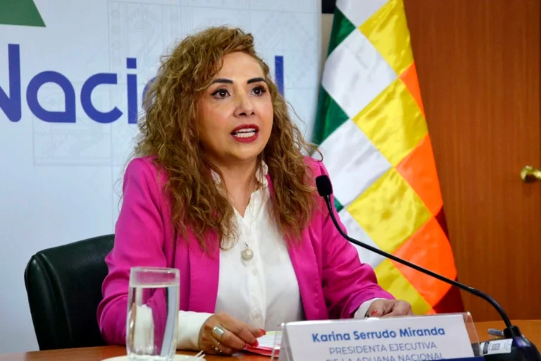 Fiscalía emite orden de aprehensión contra Karina Serrudo, expresidenta de la Aduana