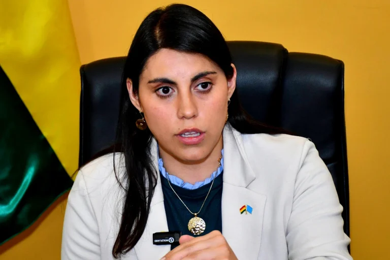 El 50/50 en disputa: declaraciones de Andrea Barrientos reabren debate sobre un plan sin diseño técnico