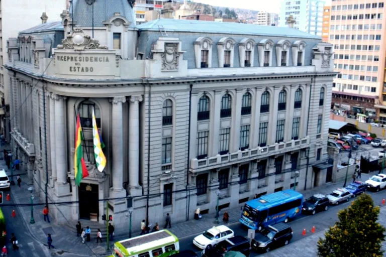 Decreto 5552: Paz despoja de poder a la Vicepresidencia y lo centraliza en el Ministerio de la Presidencia