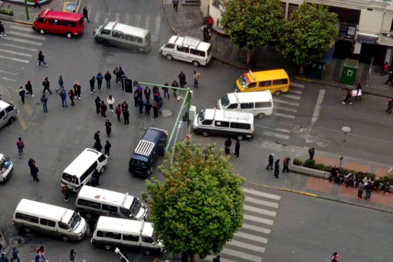 Persisten fallas mecánicas por la gasolina y choferes bloquean La Paz