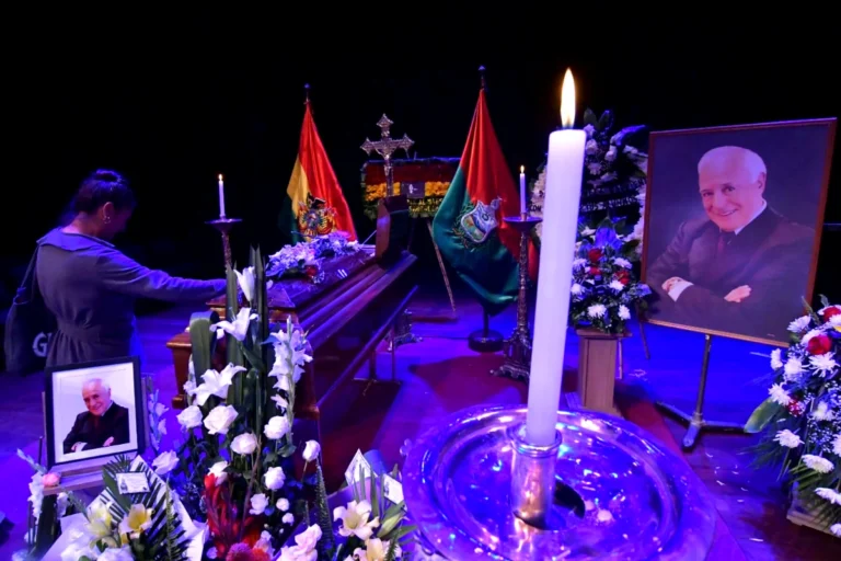 La población despide entre lágrimas a David Santalla en el Teatro Municipal de La Paz