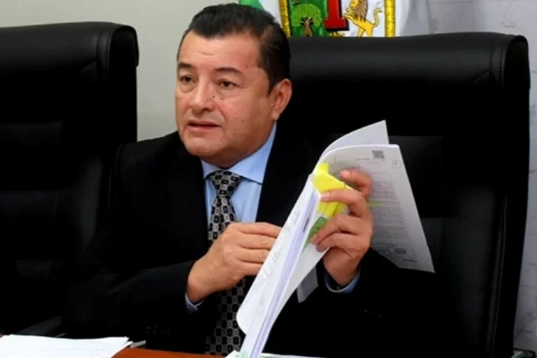 Aprehenden al alcalde Jhonny Fernández tras declarar por el ‘caso pavimento’ y sufrir descompensación