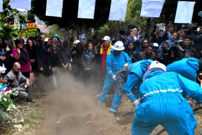 El maestro Santalla es despedido con honores en el Cementerio General de La Paz