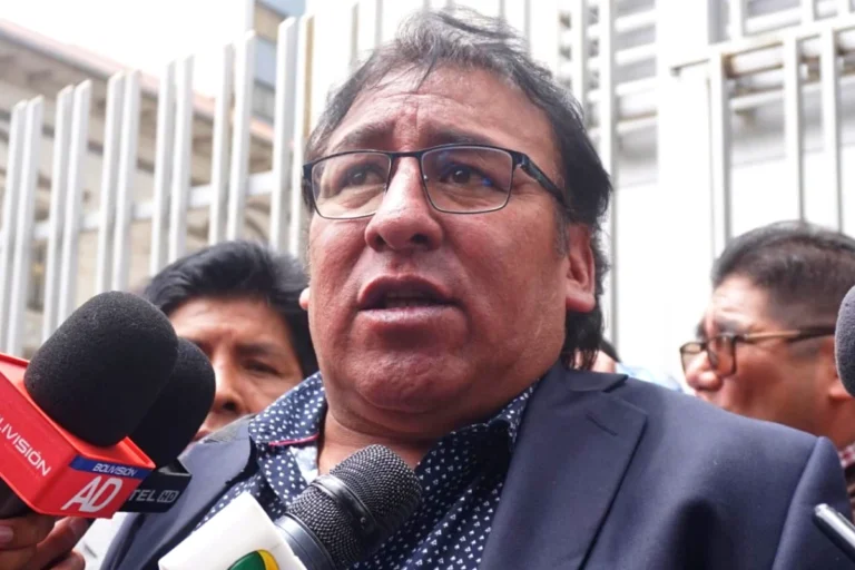 Choferes de La Paz pactan resarcimiento por “gasolina negra” en ausencia de la dirigencia nacional