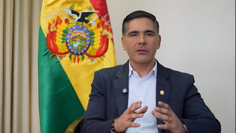 Justiniano denuncia financiamiento millonario para ‘tumbar’ al Gobierno de Rodrigo Paz tras Decreto 5503