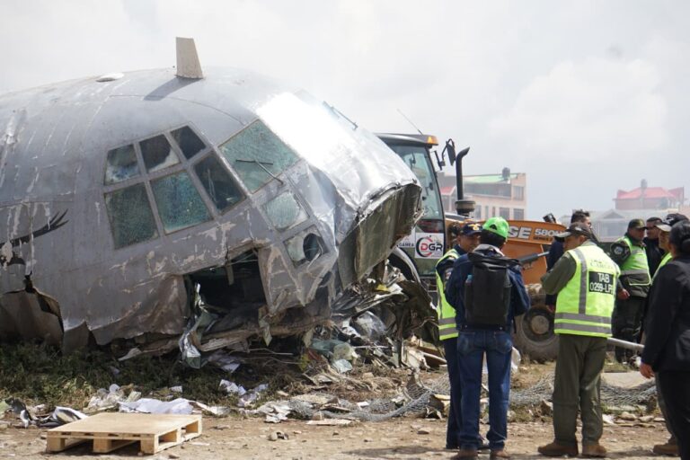 Con maquinaria pesada y muchas preguntas pendientes, retiran restos del avión siniestrado