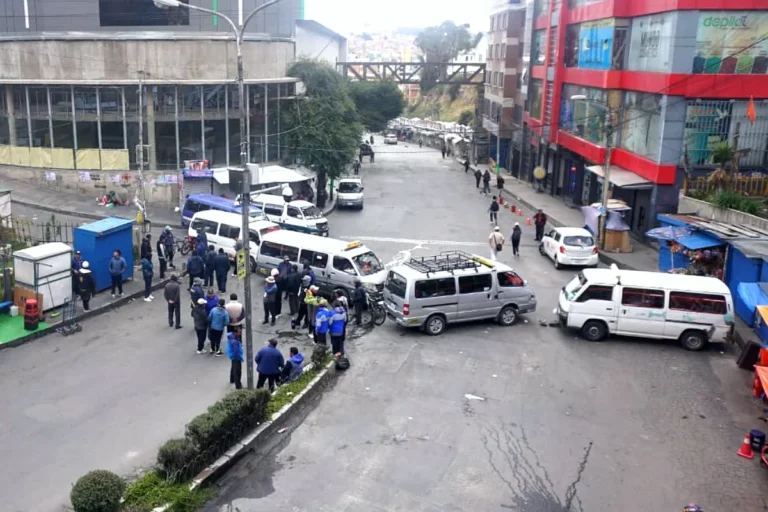 Paro de choferes continúa, pero acceden a dialogar con el Gobierno