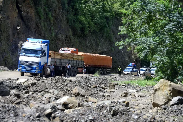 Emergencia nacional: derrumbes y fallas estructurales afectan la conectividad del país