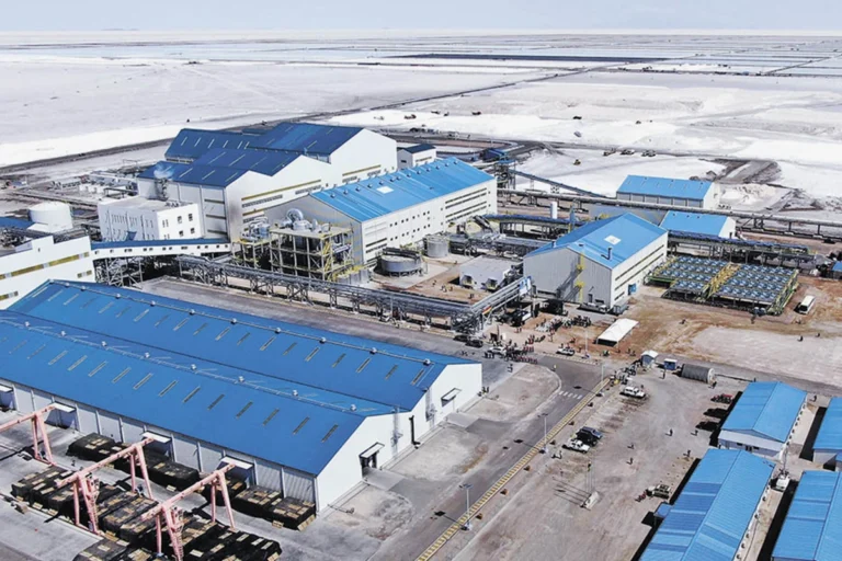 Interrupciones de insumos frenaron producción de litio en 2025; expertos piden nueva ley