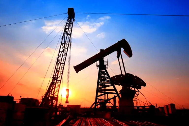 Precios del petróleo suben por ataques a Irán: ¿cómo afectará a Bolivia?