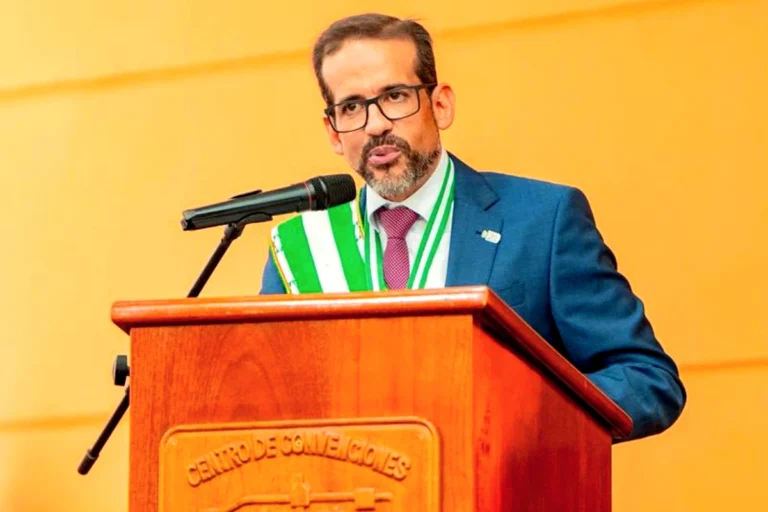 Camacho incumple los artículos 251 y 252 de la CPE con su propuesta de crear una policía departamental