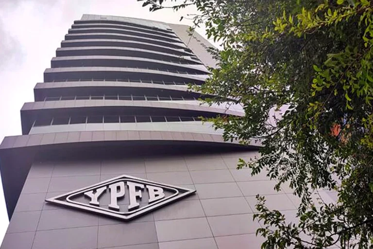 En medio de denuncias de sabotaje, YPFB desvincula a 410 funcionarios