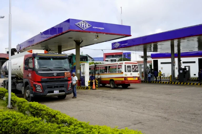 Filas por gasolina en Santa Cruz tras demora en los despachos de YPFB