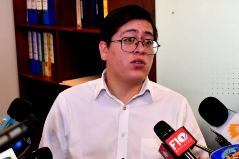 Comisión rechaza quitar renta vitalicia a expresidentes y tilda el proyecto de demagógico