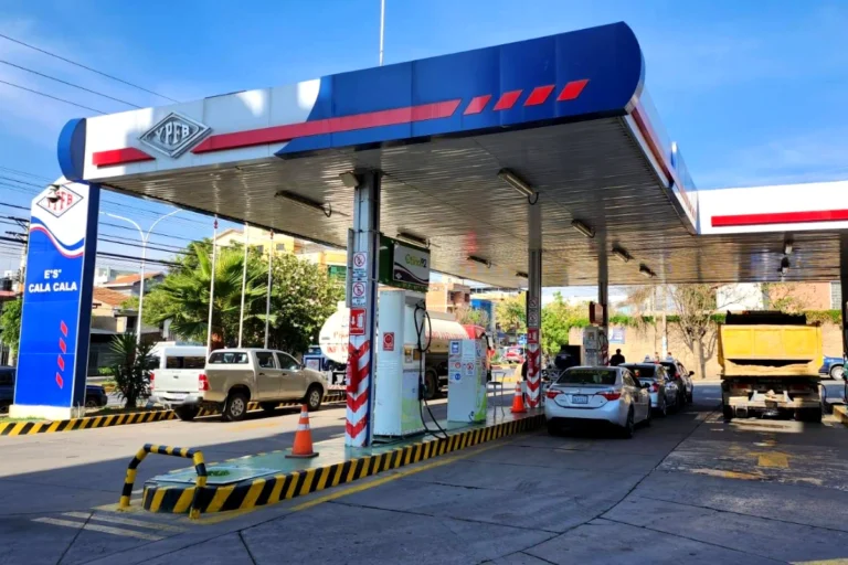 Mientras sube el petróleo, YPFB anuncia ajuste de precio de combustibles en junio