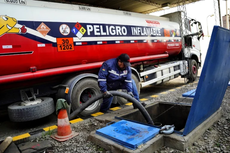 Gobierno descarta ajuste inmediato en combustibles por alza del petróleo