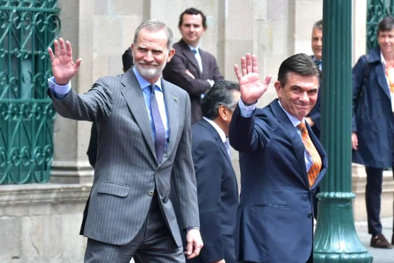 Paz se reúne con Felipe VI para reforzar vínculos y comercio