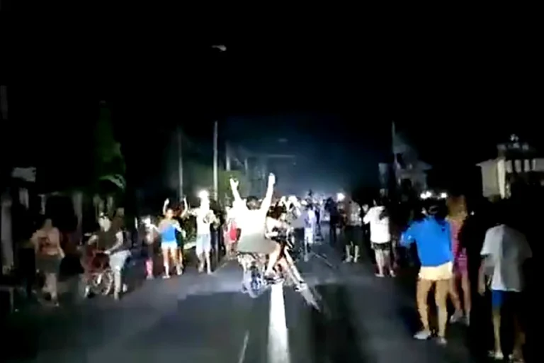 Apagones en Cuba desatan protestas y toma de la sede del Partido Comunista