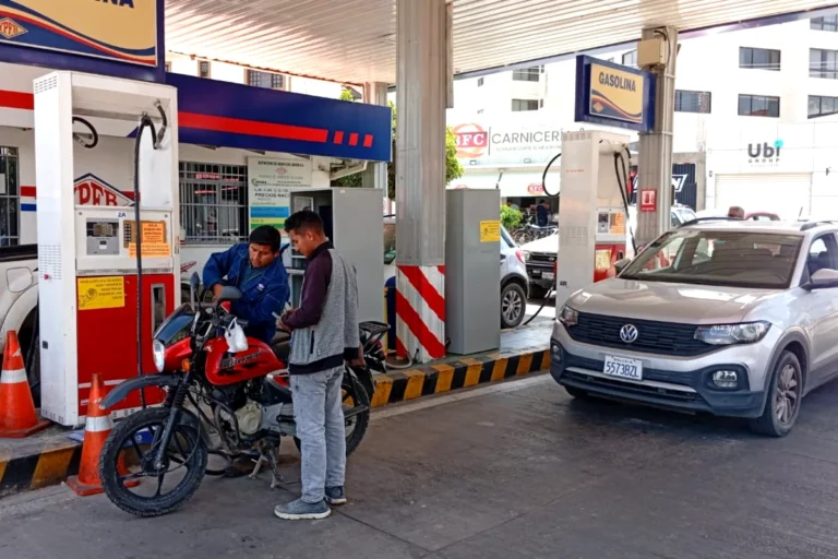 Hay filas en surtidores de Cochabamba, pero YPFB asegura el abastecimiento de gasolina