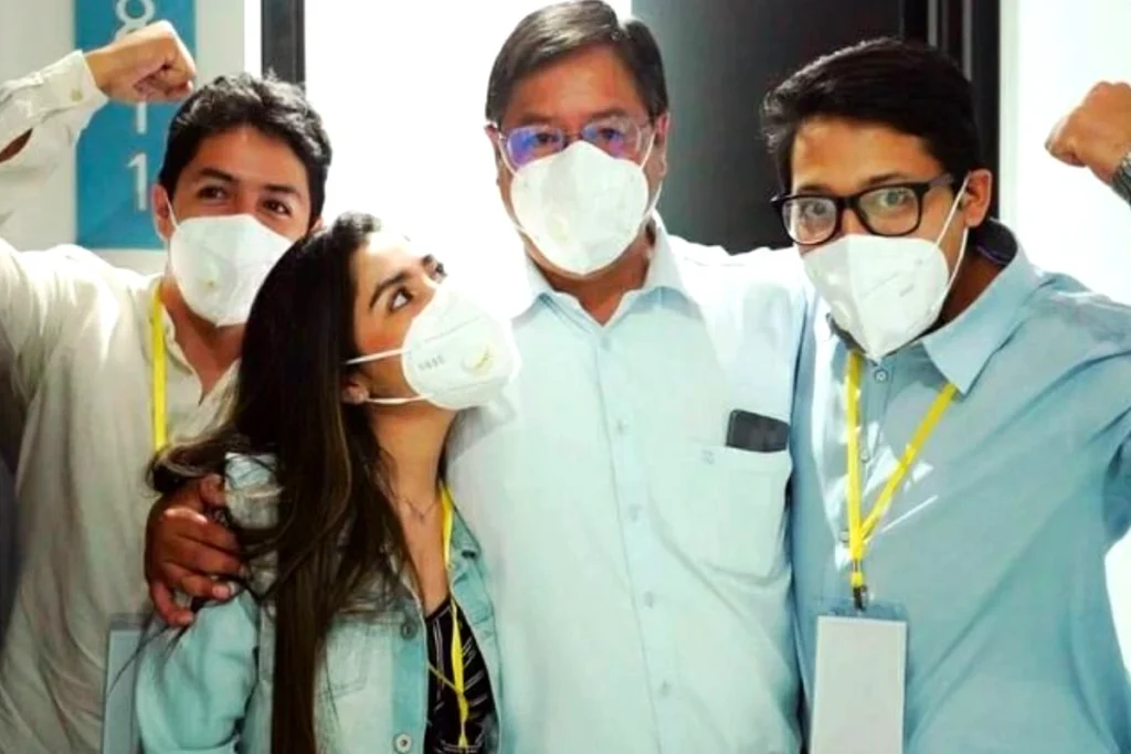 Luis Arce Catacora junto a sus tres hijos.