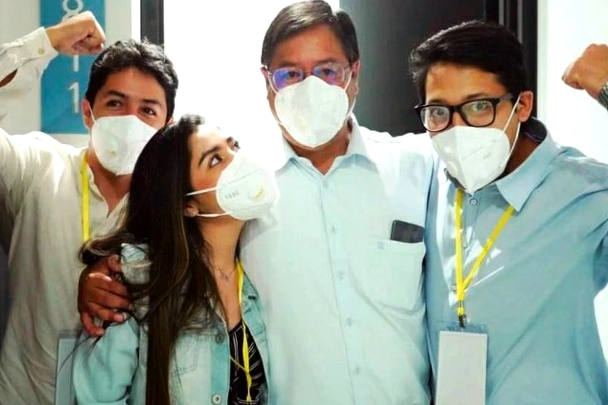 Luis Arce Catacora junto a sus tres hijos.