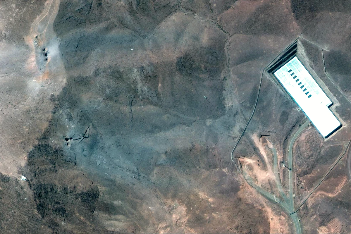 Imagen satelital de cráteres en la planta de enriquecimiento de Fordow tras ataques aéreos.