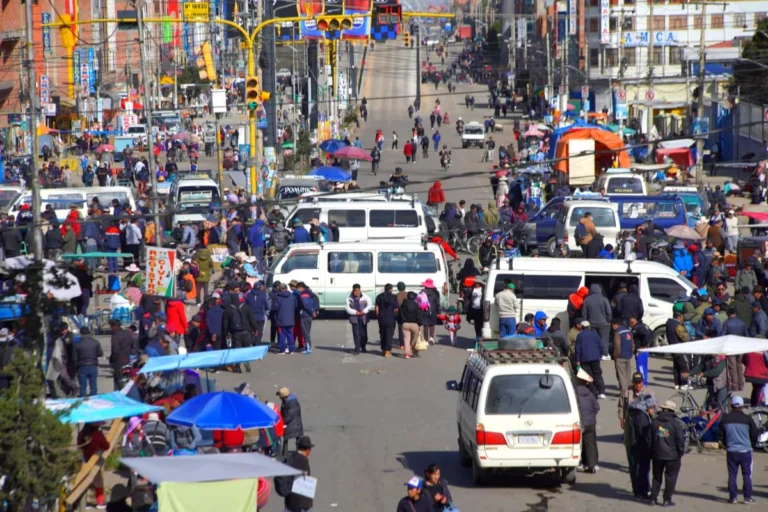 Crisis por gasolina se agrava: choferes paran, bloquean y exigen renuncia de autoridades