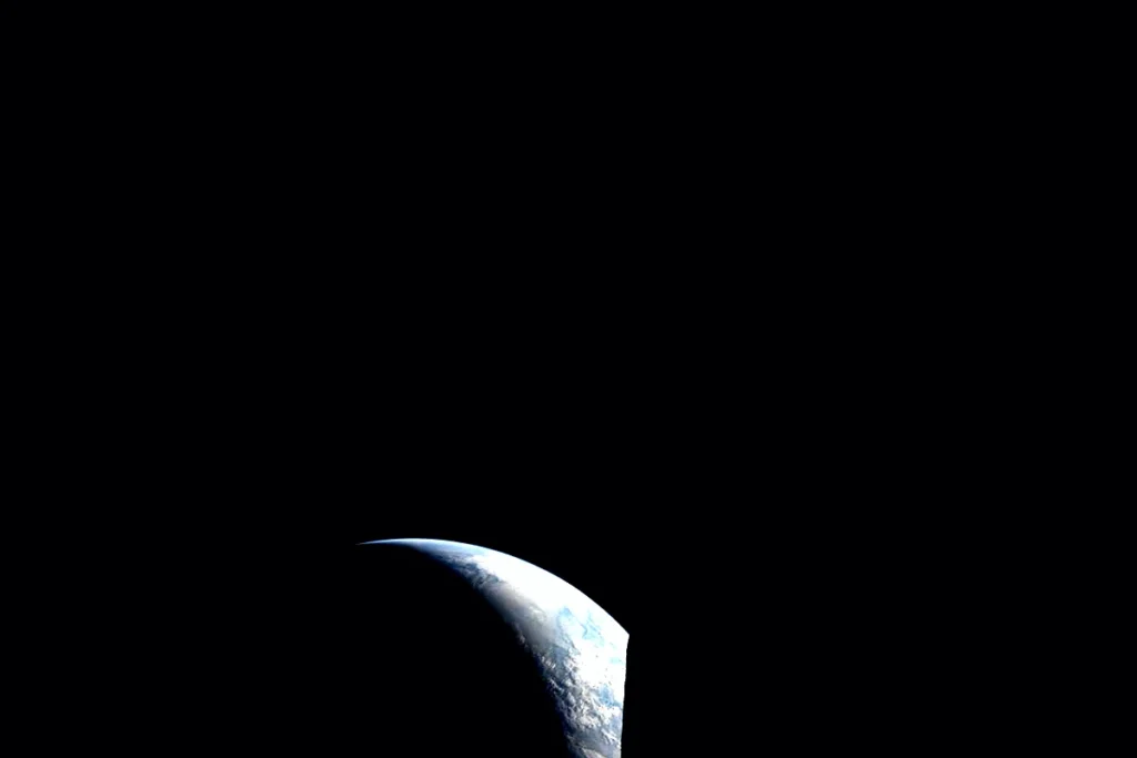la Tierra y la luna desde Artemis